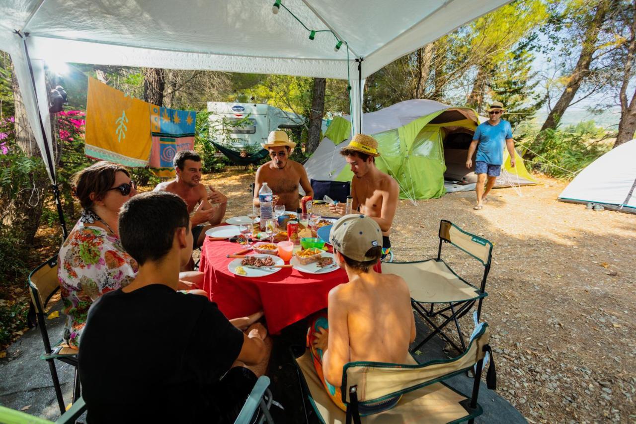 Camping La Peiriere Tuchan Екстериор снимка